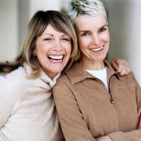 So wirkst du direkt sympathisch. Lachende Frauen