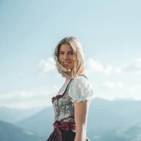 Frau in einem Dirndl