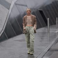 Frau trägt ein Häkeltop, Blazer und Cargohose