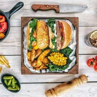 Auf der Liste für hochverarbeitete Lebensmittel stehen zum Beispiel Burger und Pommes. Hochverarbeitete Lebensmittel wie Burger und Pommes