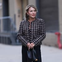 Frau mit Boucléjacke und roten Lippen