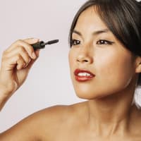 Tubing Mascaras verschmieren nicht Frau trägt Mascara auf