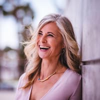 Ältere Frau mit längeren Haaren.