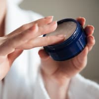 Frau mit Gesichtscreme