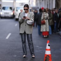 Frau in Coated Jeans