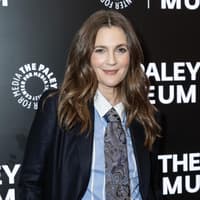 Drew Barrymore schminkt sich ab im TV und feiert Natürlichkeit. Drew Barrymore