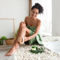 Frau beim Trockenbürsten