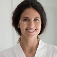 Frau mit Creme im Gesicht