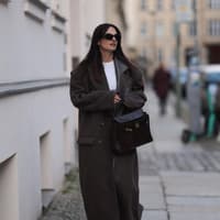 Frau in dunkelbraunem Mantel