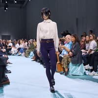 Frau trägt eine lange Unterhose auf der Mailänder Fashion Week.