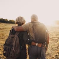 Löwe und Skorpion haben eine besondere Verbindung. Frau und Mann von hinten halten sich im Arm.