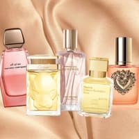 Verschiedene Parfums auf einem seidigen Hintergrund