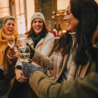 10 Anzeichen, dass dich jemand mag. Freundinnen trinken Wein zusammen