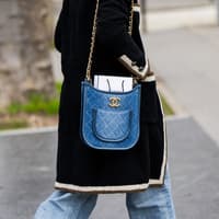 Frau mit Denim Handtasche