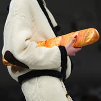 Frau mit Baguette Handtasche von Moschino