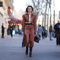 Frau in Leder-Culotte