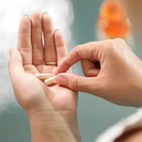 Magnesium kann unterschiedlich wirken. Magnesium-Tabletten in der Hand.