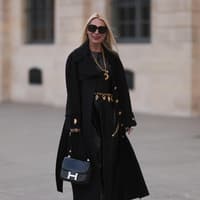 Frau in schwarzem Mantel