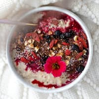 Porridge in einer Schüssel mit verschiedenen bunten Toppings.