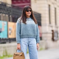 Frau in staubblauem Pullover
