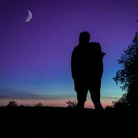 Paar vorm Mondhimmel