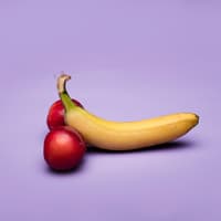 Banane als Penis mit Pflaumen als Hoden