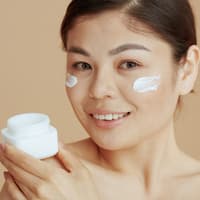 Frau mit Gesichtscreme