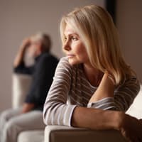 Paar schweigt sich an