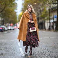 Stylish gekleidete Frau