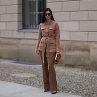 Frau in hellbraunem Ton-in-Ton-Outfit