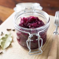 Rotkohl aus dem Glas verwenden viele für Weihnachten. Rotkohl im Glas mit offenem Deckel.