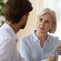 Manche Sätze können beim Gegenüber verletzend wirken. Frau spricht mit einem Mann