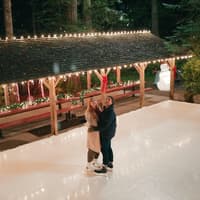 Mel und Jack aus Virgin River auf einer Eisbahn am Schlittschuhlaufen.