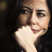 An diesen Anzeichen erkennst du, dass du jemandem nicht vertrauen solltest. Frau guckt skeptisch