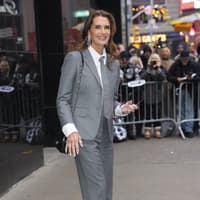Brooke Shields im grauen Anzug mit Krawatte.