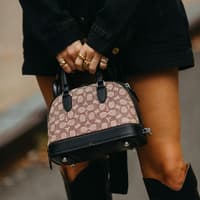 Junge Frau hält eine stylische Tasche in der Hand