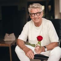 Franz Stärk mit einer Rose in der Hand.