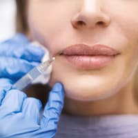 Frau lässt sich Lippen aufspritzen