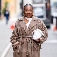 Frau in kariertem Wickelmantel