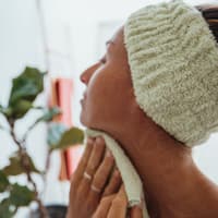 Frau trocknet ihr Gesicht ab