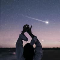 Dieser August verändert das Leben von 4 Sternzeichen drastisch. Frau steht vor Sternenhimmel