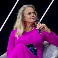 Barbara Schöneberger nimmt kein Blatt vor den Mund. Barbara Schöneberger mit einem pinken Kleid.