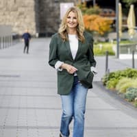 Frauke Ludowig ist für ihre offene Art bekannt. Frauke Ludowig mit einem grünen Blazer und einer Jeans draußen auf einer Straße.