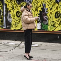 Frau mit cropped Jeans