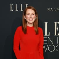 Julianne Moore sieht für ihr Alter einfach toll aus. Julianne Moore auf dem roten Teppich mit einem roten, hochgeschlossenen Kleid.