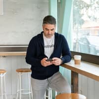 Mann am Handy im Cafe