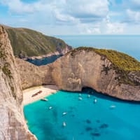 Navagio Strand mit Klippen und türkisfarbenem Wasser.
