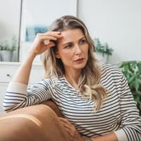 In welchem Alter wir laut Studie am unglücklichsten sind? Das erfährst du hier. Frau ist unglücklich