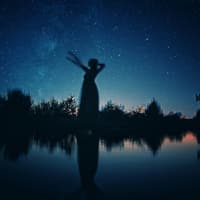 Frau vor Sternenhimmel