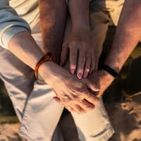 Woran du erkennst, ob du nur aus Angst vor Einsamkeit in einer Beziehung bist, liest du hier. Mann und Frau halten Händchen